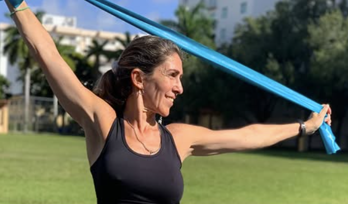 Yanina entrenando con banda elástica